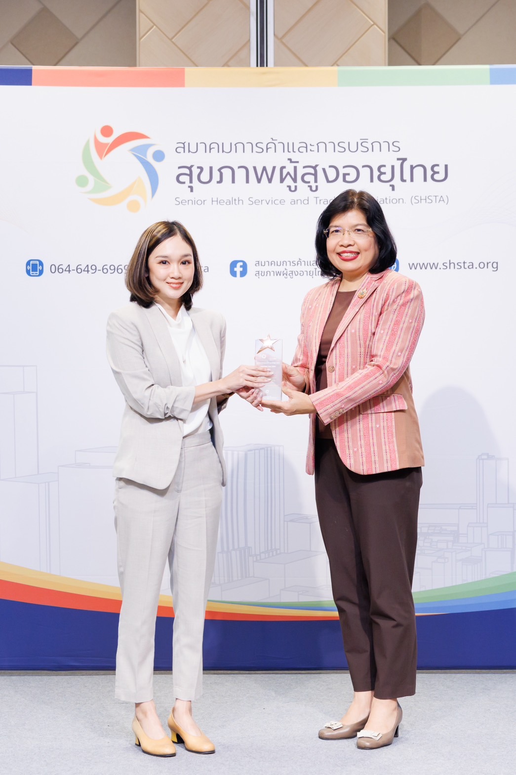 Read more about the article รายงานข่าวสารกิจกรรมรับรางวัลของบริษัท ธนรัฎ เฮลท์แคร์ เชียงใหม่